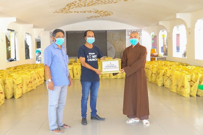 Supporting people in need during the Covid-19 pandemic of Hoang Phap Pagoda